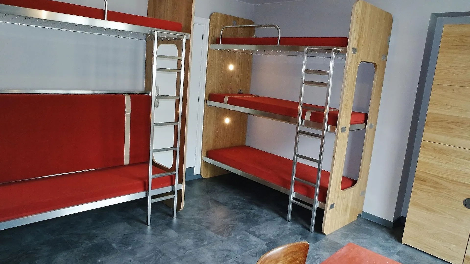 Train Cabin Hostel Schaerbeek 0*,  Belgia